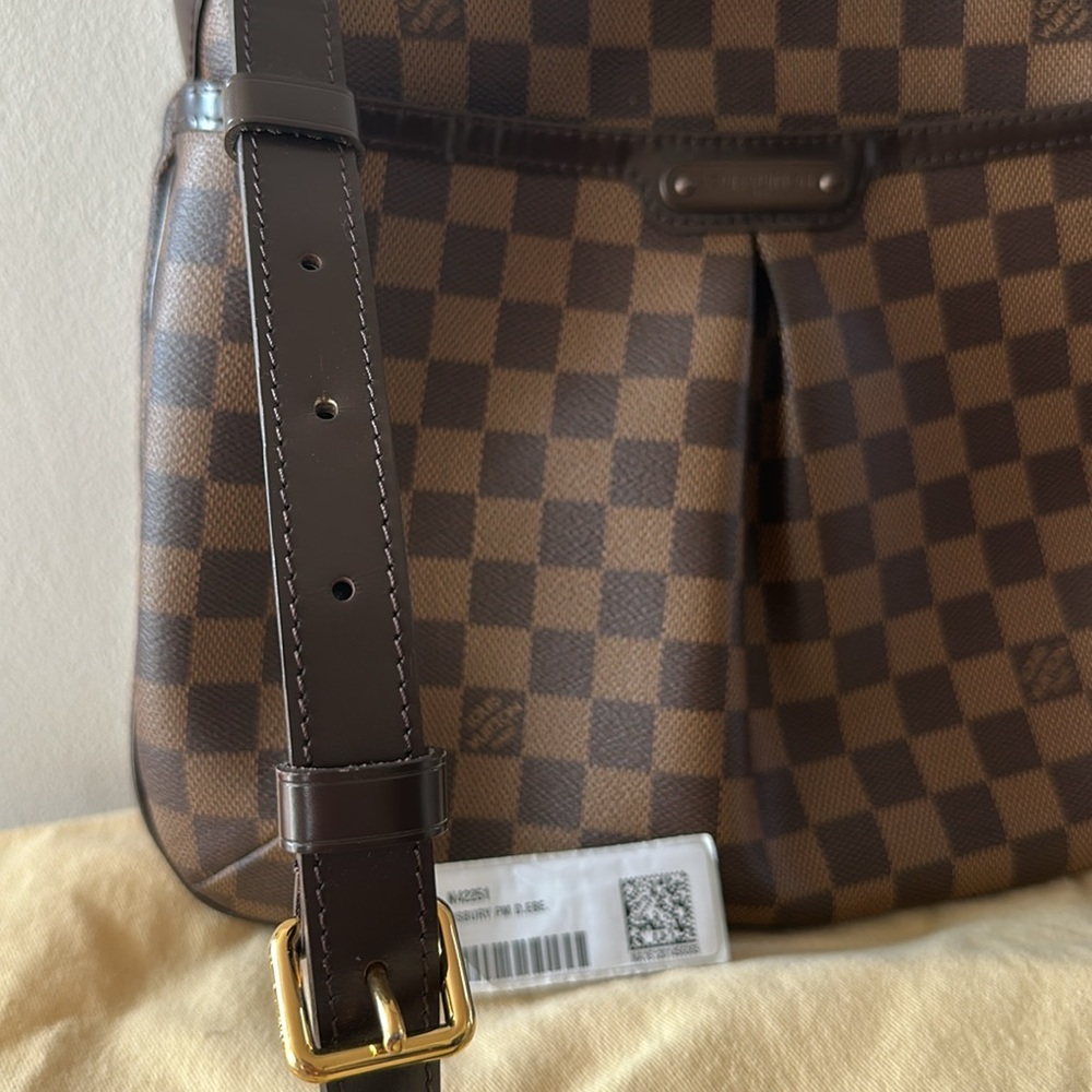 Louis Vuitton Damier Crossbody - Picture 2 of 16